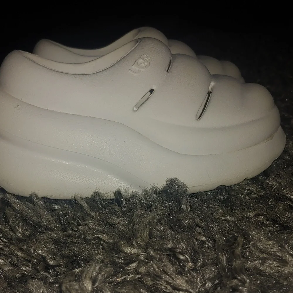 Uggs white yesh - Picture 2 of 4